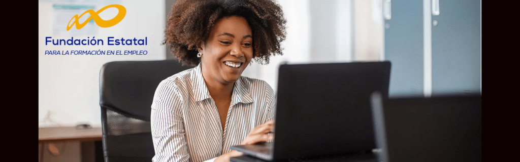 Mujer sonriente usando una laptop en un entorno de oficina, con el logo de la Fundación Estatal para la Formación en el Empleo en la esquina superior izquierda.